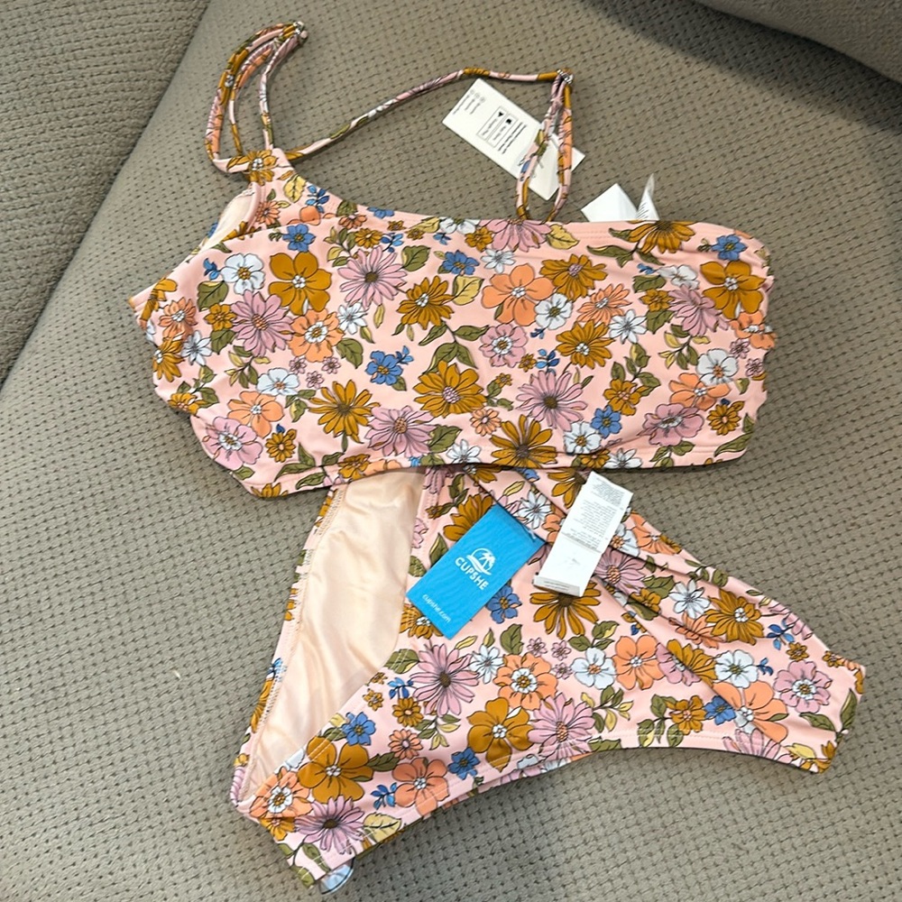 Cupshe bathing suit,NWT New. Bottoms are size S, top is size XL. Can split up